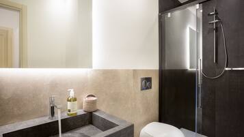 Doppelzimmer | Badezimmer | Dusche, kostenlose Toilettenartikel, Haartrockner, Bidet
