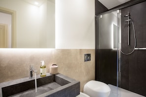 Double Room | Bathroom | Shower, free toiletries, hair dryer, bidet