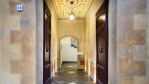 A hallway with a checkered floor, a sign reading "B&B IL BARBERO", and a number "16" on the wall. - B&B Il Barbero (Siena)