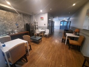 Superior Room with Balcony | 免費 Wi-Fi、床單