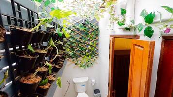 Standard Room on Ground Floor No Window | Phòng tắm | Khăn tắm