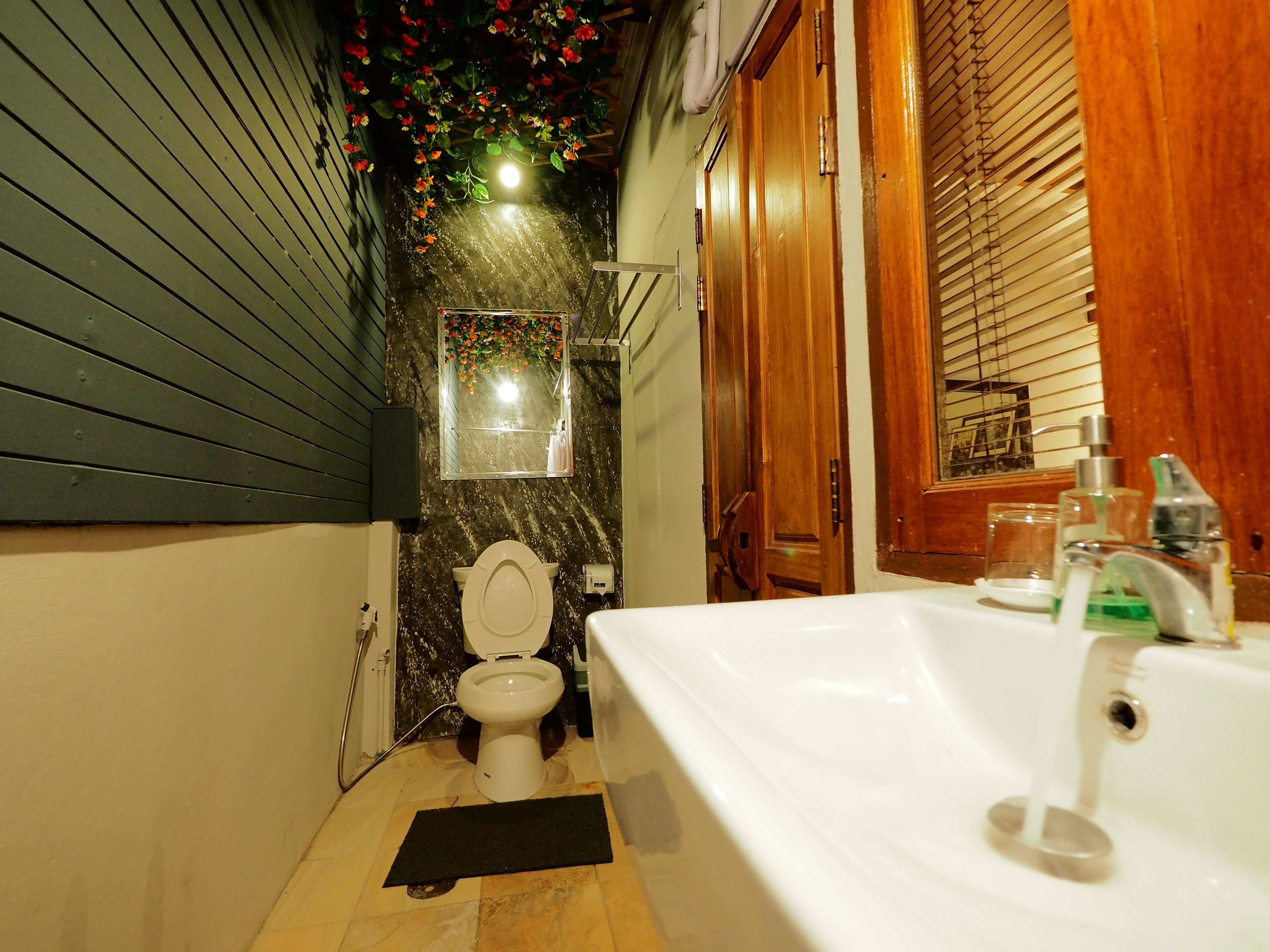 Un baño con inodoro, lavamanos y ducha.