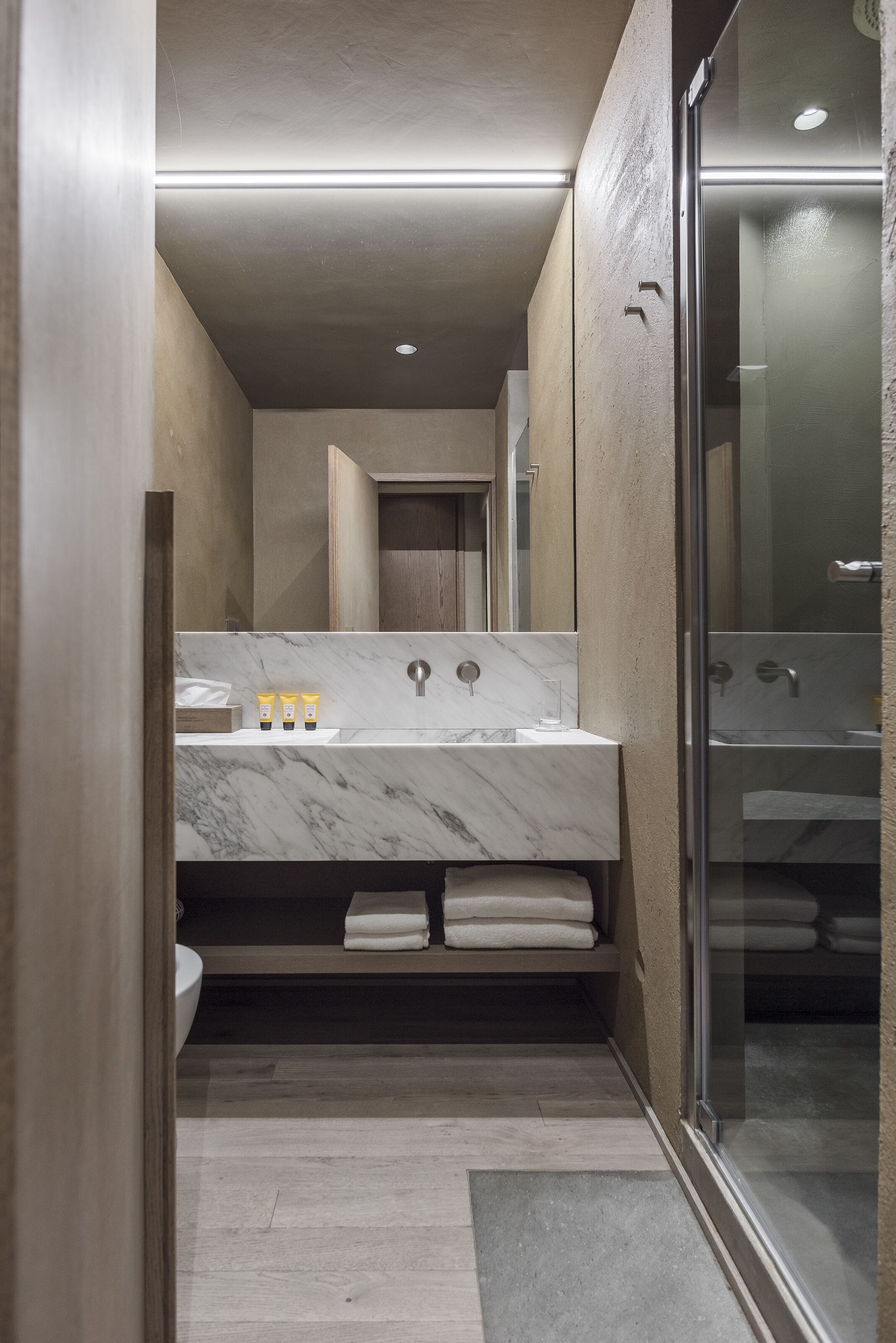 superior double room | bathroom | shower, free toiletries, slippers, bidet