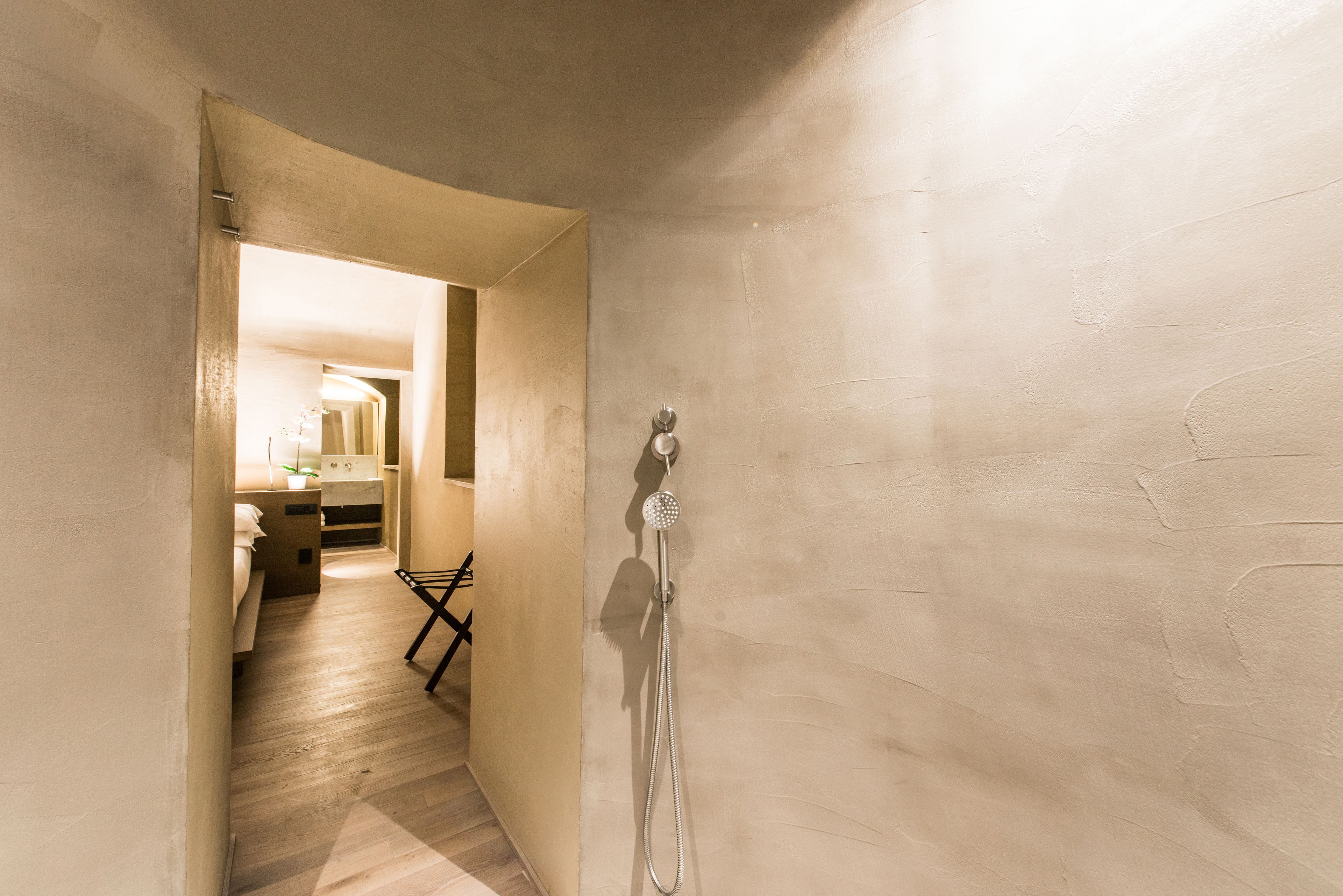 standard double room | bathroom | shower, free toiletries, slippers, bidet