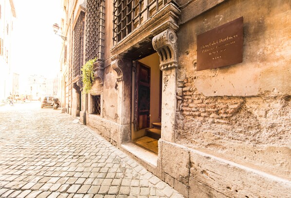 Property entrance - Hotel dei Barbieri (Rome)