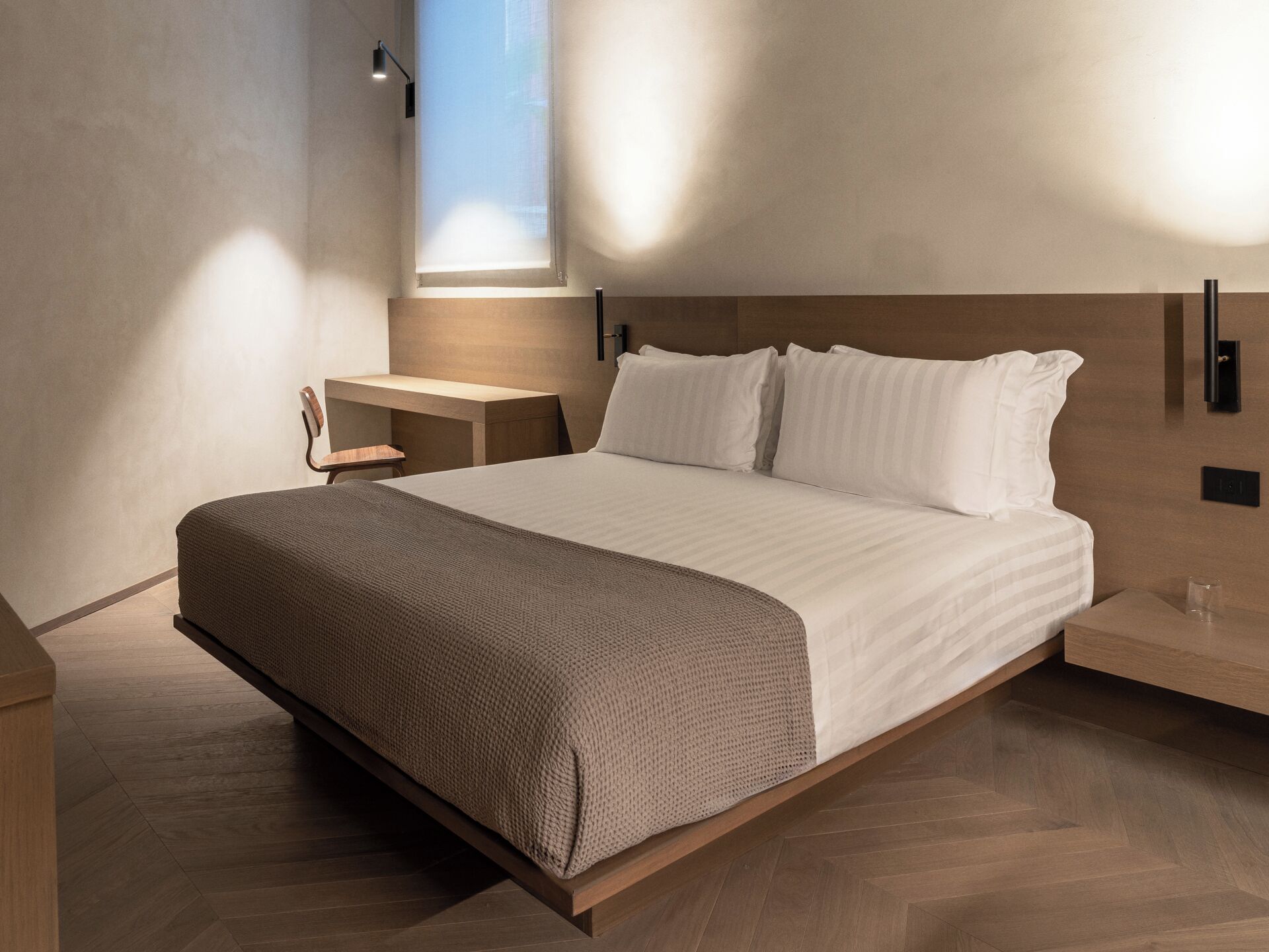 Standard-huone | Ylelliset vuodevaatteet, tallelokero huoneessa, työpöytä, äänieristys