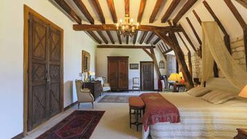 Kamar Double Deluks (Alienor d'Aquitaine) | Seprai premium, meja kerja, kedap suara, dan Wi-Fi gratis