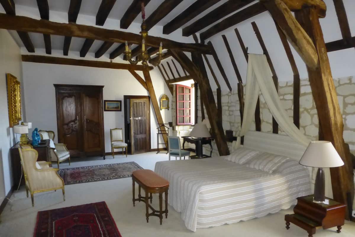 Deluxe Double Room (Alienor d'Aquitaine) | Premium bedding, desk, soundproofing, free WiFi