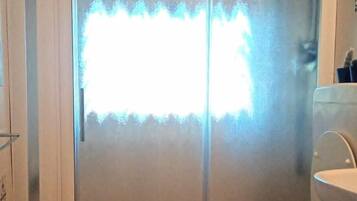 Standard-Doppel- oder -Zweibettzimmer | Badezimmer | Dusche, kostenlose Toilettenartikel, Haartrockner, Handtücher