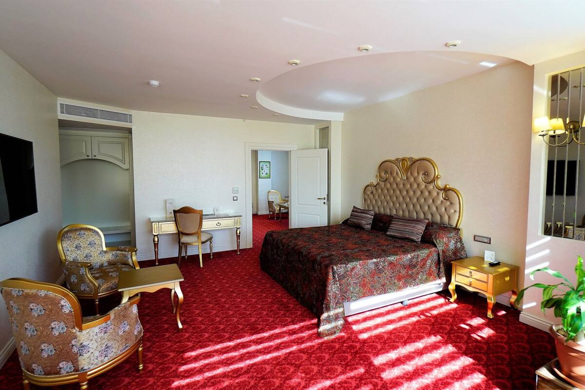 Suite (King) | Minibar, in-room safe, desk, rollaway beds