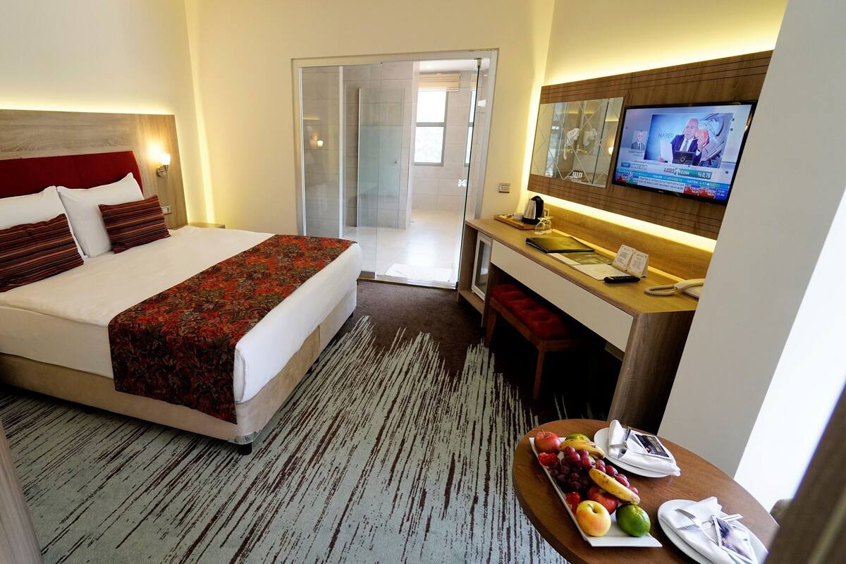 Suite | Minibar, in-room safe, desk, rollaway beds