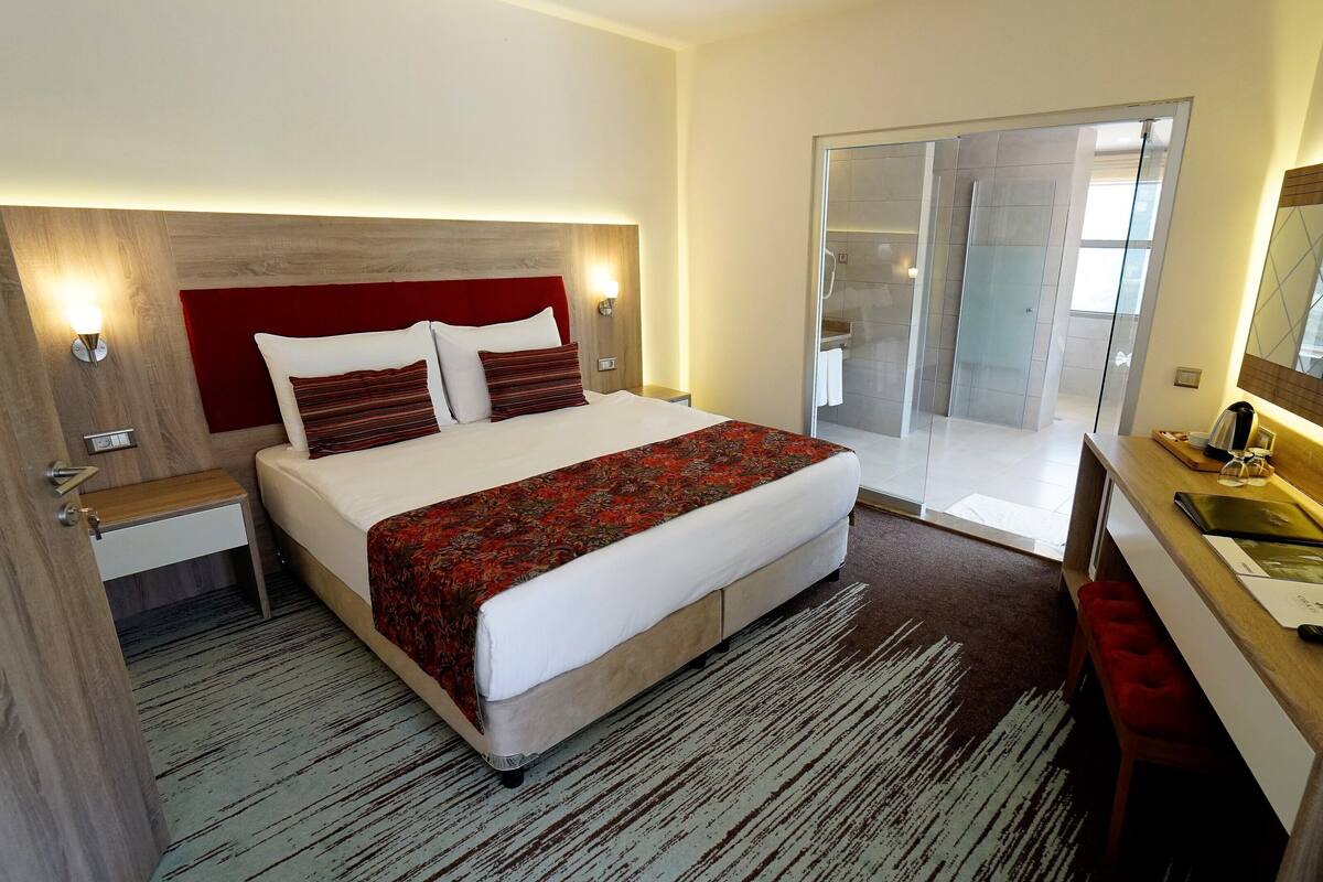 Executive Suite | Minibar, in-room safe, desk, rollaway beds