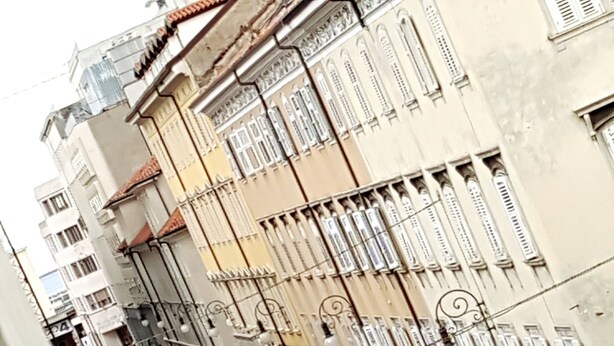 A street view with parked cars and buildings with balconies and decorative railings. - Bed and Breakfast Al Cucherle (Trieste)