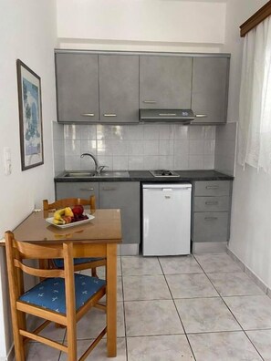 Fridge, stovetop, coffee/tea maker, electric kettle