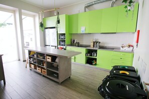 Geladeira grande, micro-ondas, fogão, cooktop