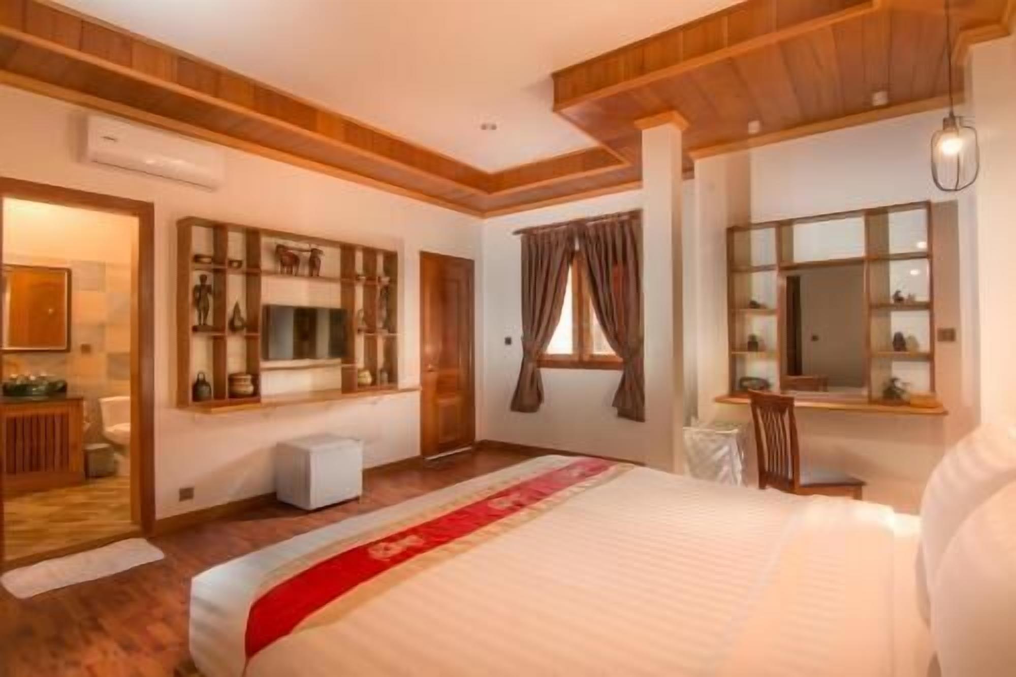 Minibar, in-room safe, desk, blackout curtains