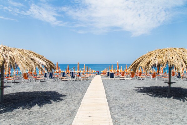 Beach nearby, free beach shuttle, beach bar - Nelema Village Resort (San Nicola Arcella)