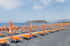 Beach nearby, free beach shuttle, beach bar