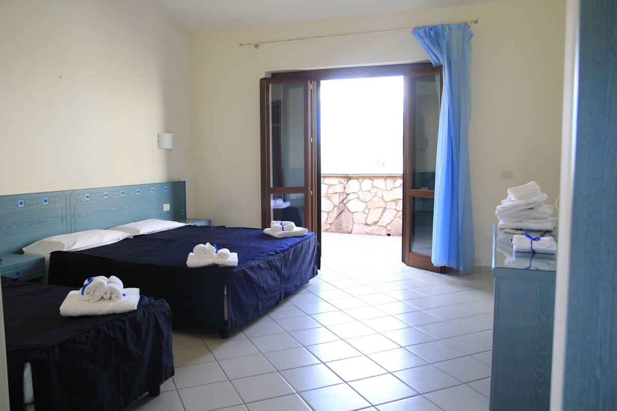 Standard Triple Room | Premium bedding, minibar, desk