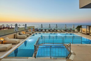 Seasonal outdoor pool, pool umbrellas, pool loungers - Mila Sissi Bay Hotel (Agios Nikolaos)