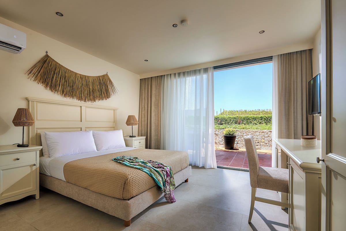 Standard Suite Garden View | Ropa de cama hipoalergénica y caja de seguridad en la habitación
