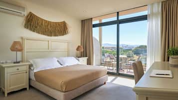 Standard Suite Urban View | Hypo-allergenic bedding, in-room safe, blackout drapes, soundproofing