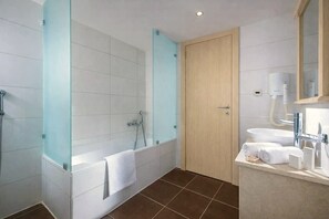 Douche, sèche-cheveux, serviettes fournies, savon