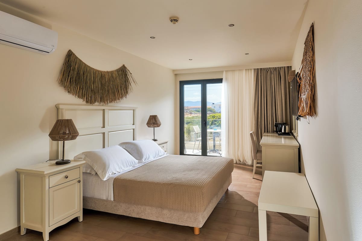 Double Room Side Sea View | Ropa de cama hipoalergénica y caja de seguridad en la habitación