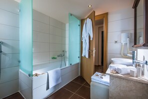 Junior Suite (For 4 ) | Bathroom