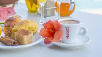 Breakfast (EUR 8.00 per person)