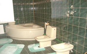 Superior Apartment, 3 Bedrooms, City View | Bathroom amenities