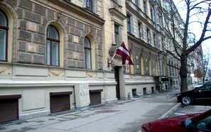 Ein historisches Gebäude mit Bogenfenstern und einer Flagge.
