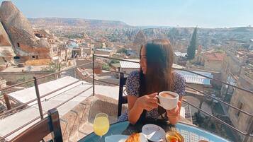 بوفيه فطور مجانًا يوميًا