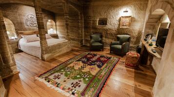 ميني بار وخزنة داخل الغرفة وواي فاي مجانًا وملاءات أسرّة