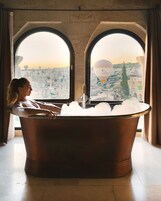 Minibar, caja de seguridad en la habitación, wifi gratis y ropa de cama 