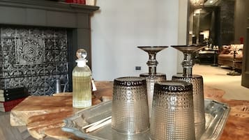 Luxury Σουίτα, 1 King Κρεβάτι με Καναπέ-Κρεβάτι, Ιδιωτικό Μπάνιο, Προσαρτημένο Κτήριο | Μίνι μπαρ, χρηματοκιβώτιο στο δωμάτιο, ηχομόνωση, σίδερο/σιδερώστρα