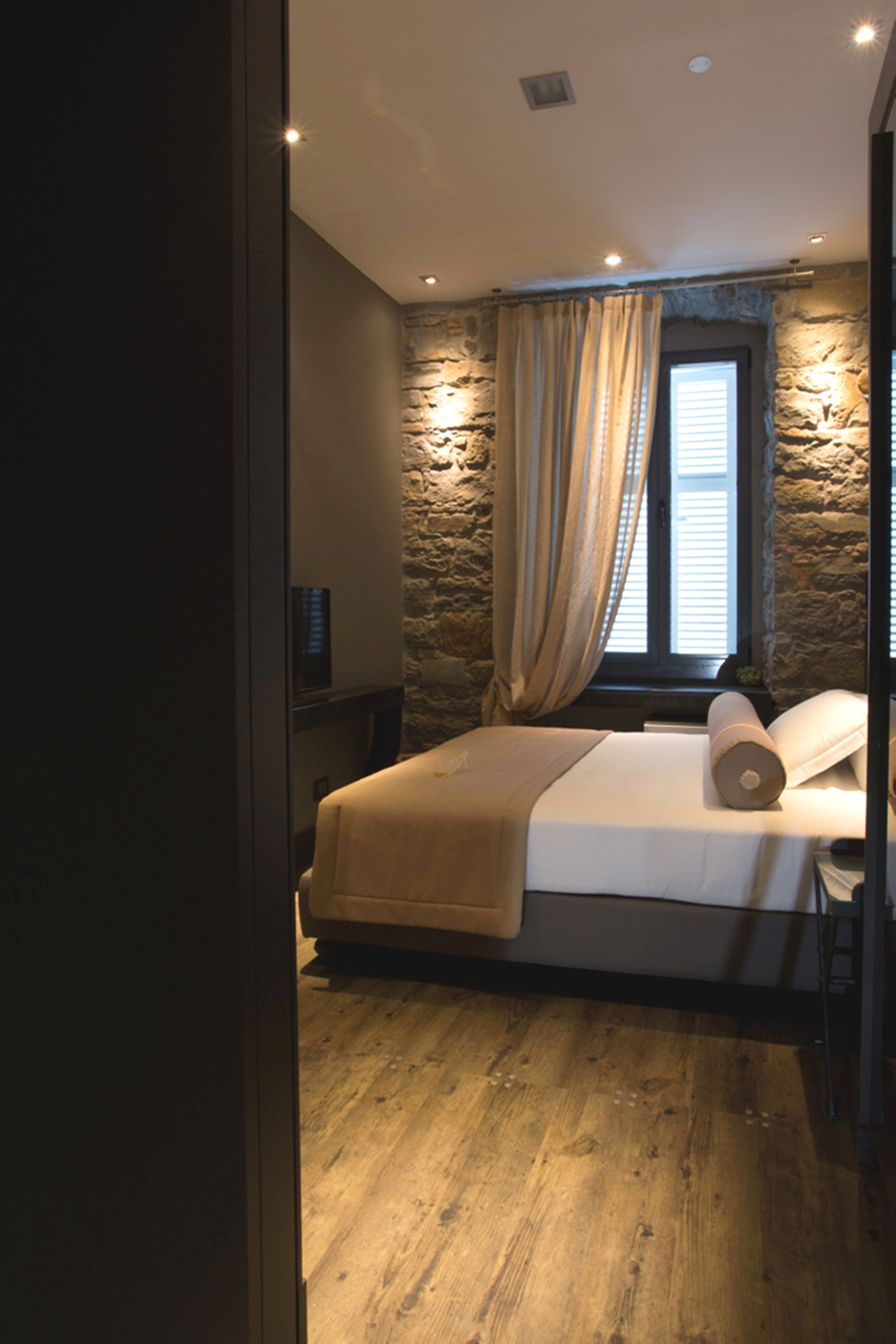 single room | minibar, in-room safe, soundproofing, iron/ironing board