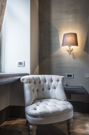 Habitación de lujo doble, 1 cama de matrimonio grande, baño privado, en edificio anexo | Minibar, caja fuerte, sistema de insonorización