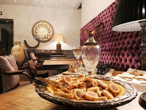 Komplett frokost hver dag (EUR 15.00 per person)