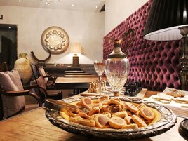 Se ofrece un desayuno completo (15.00 EUR por persona)