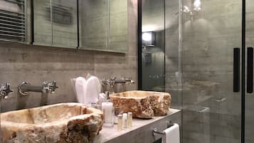 Luxury-Suite, 1 King-Bett und Schlafsofa, eigenes Bad, Annex | Badezimmer | Dusche, Haartrockner, Bademäntel, Hausschuhe