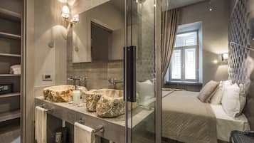 Luxe suite, 1 kingsize bed met slaapbank, privébadkamer, bijgebouw | Badkamer | Een douche, een haardroger, badjassen, pantoffels