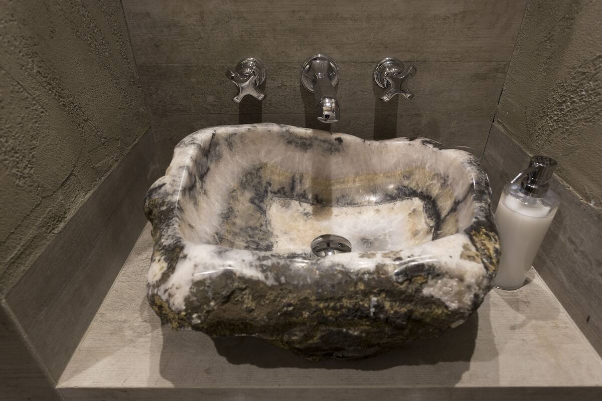 luxury double room, 1 king bed, private bathroom, annex building | bathroom | shower, hair dryer, bathrobes, slippers