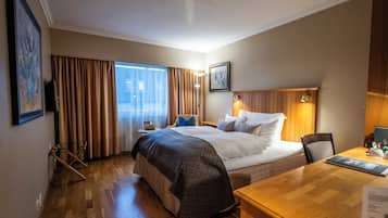 Dobbeltrom | Dundyner, senger med overmadrass, minibar og individuelt dekorert