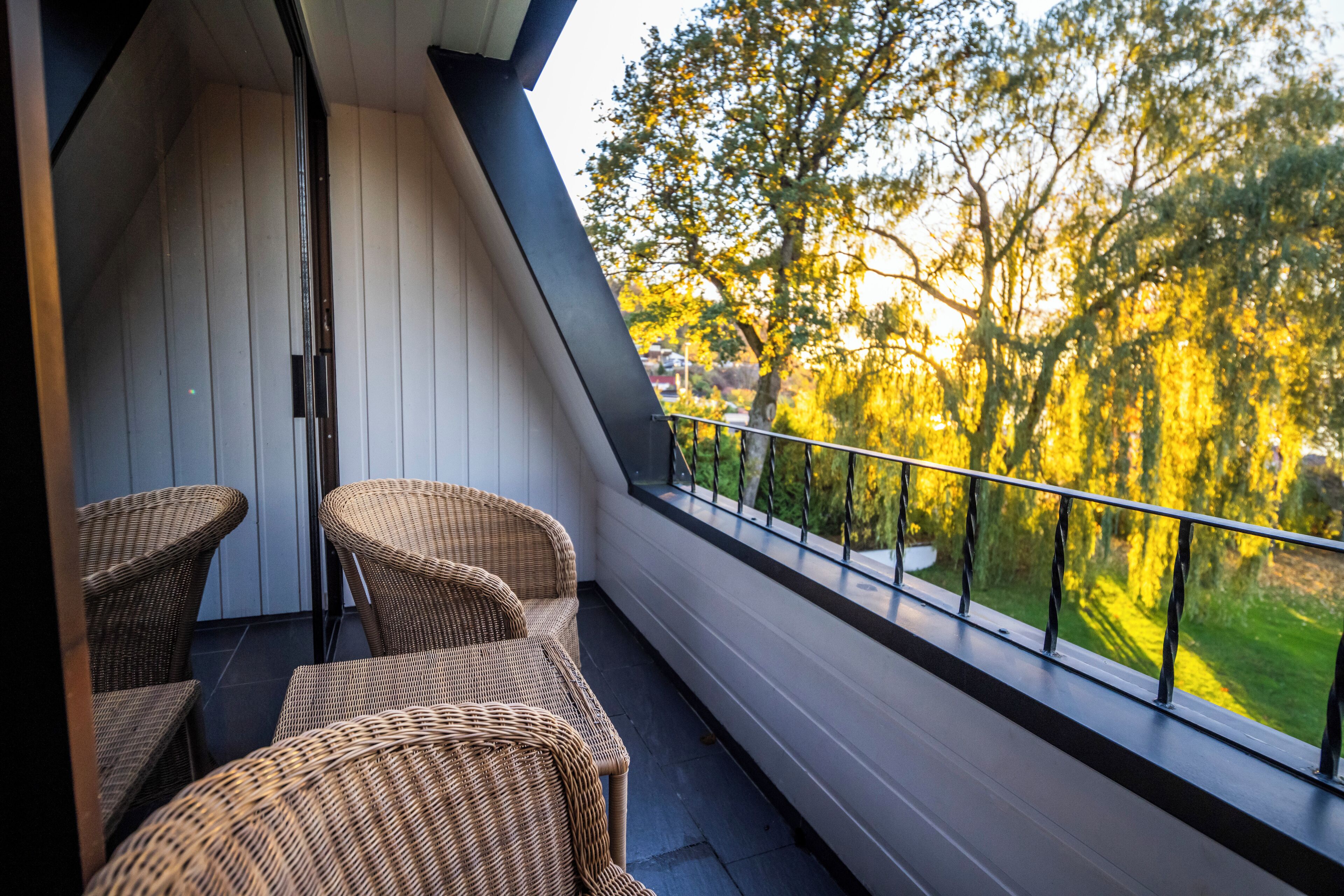 Dobbeltrom – superior | Dundyner, senger med overmadrass, minibar og individuelt dekorert