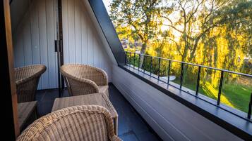 Dobbeltrom – superior | Dundyner, senger med overmadrass, minibar og individuelt dekorert