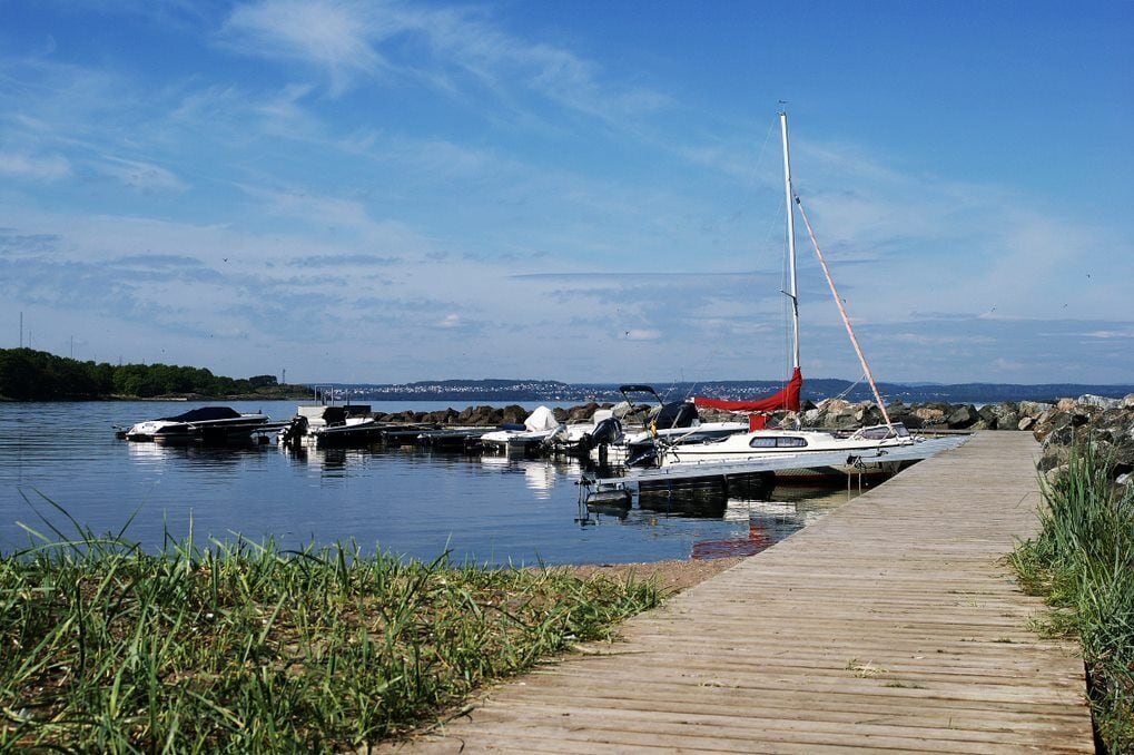 På stranden, roing og fisking
