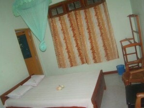 Een bureau, geluiddichte muren, een strijkplank/strijkijzer, gratis wifi