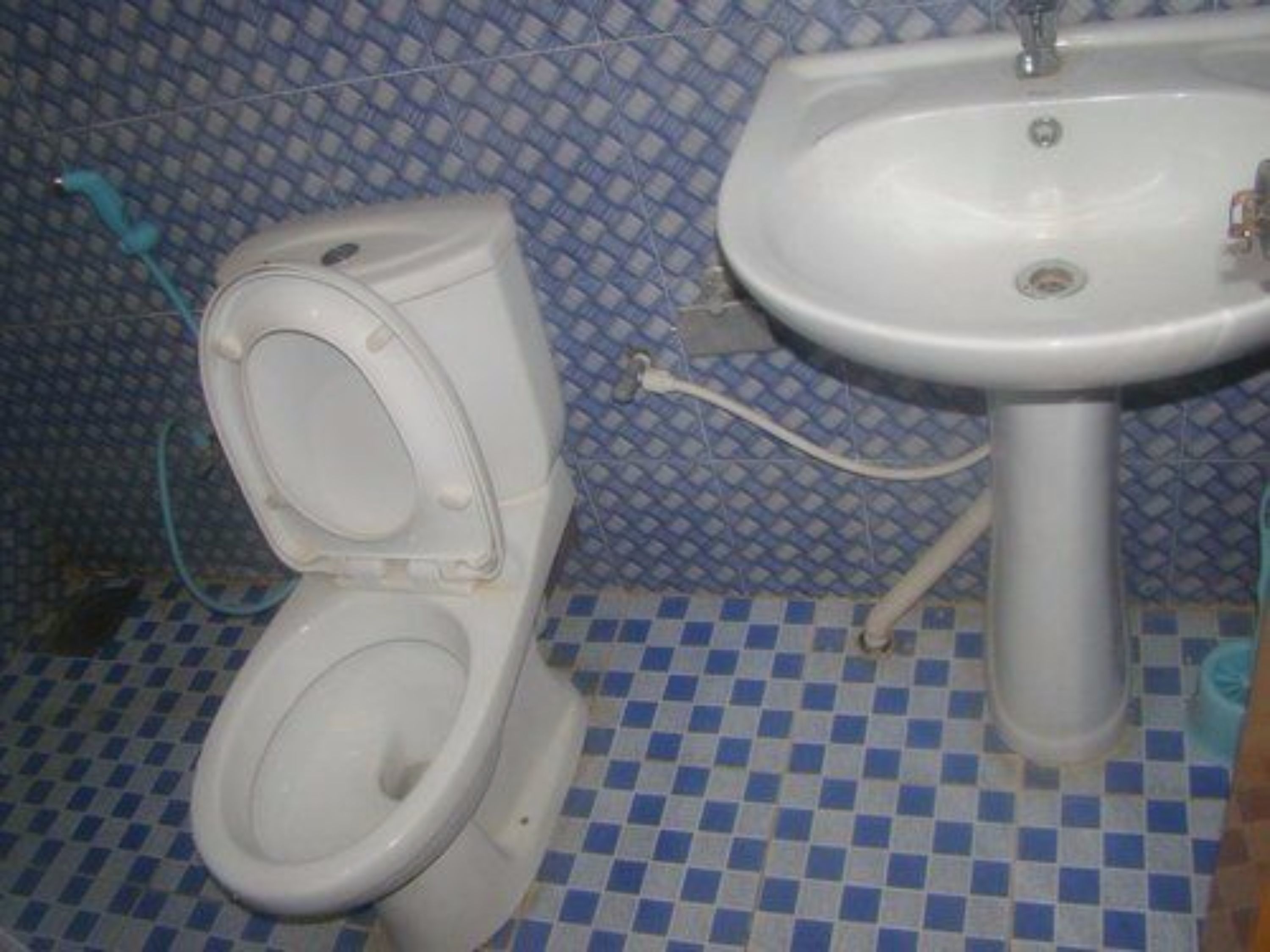 Shower, free toiletries, slippers, bidet