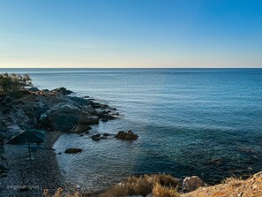 On the beach, sun loungers, beach umbrellas, windsurfing - Agnadi Syros Beachfront Studios & Rooms (Syros)